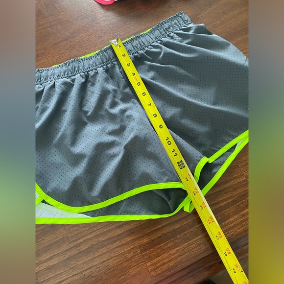 Womens Xersion shorts, size medium - Picture 5 of 6